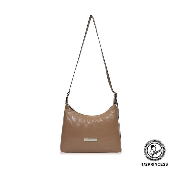 品牌油蠟皮革彎月包 