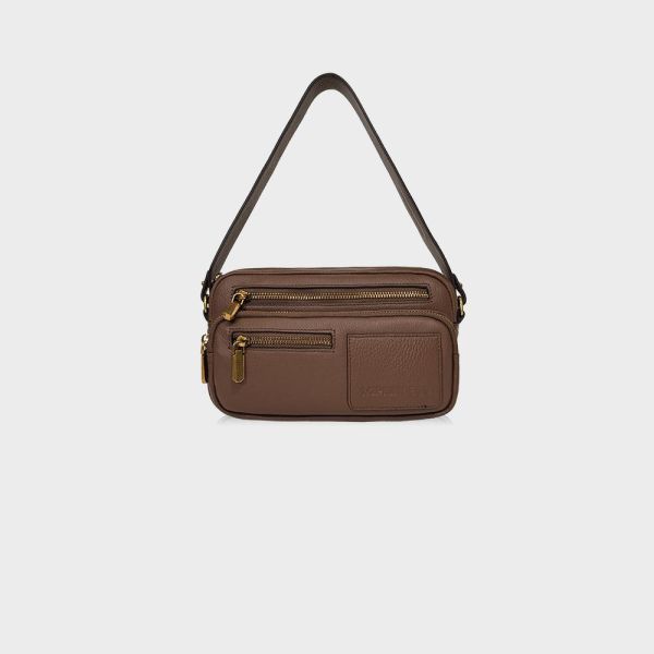 精品館甩紋牛皮克制配置斜背 