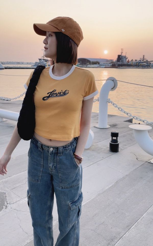 Levi’s 短版上衣 