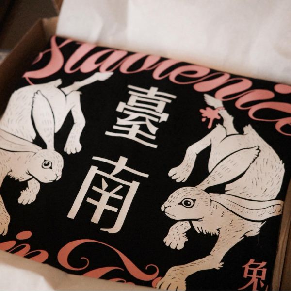 | 中秋月夜，與「卯」同行| 兔年涼感短袖T-shirt/ 共兩款 