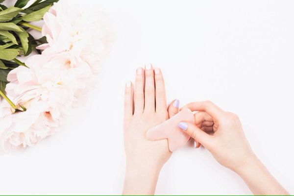 【AYSWE 愛蕊友肌】玉石滾輪美顏娘娘棒 & 美容刮痧片禮盒組(天然粉晶) 