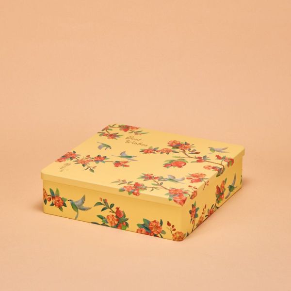 【冊子過年禮盒】彩鳥飛悅 – 單層鐵盒(附提袋)綜合千層酥:紅豆蛋黃*1/白玉明月*1/芋頭流心*1/柴燒桂圓*1/楊枝甘露*1/芝麻流心*1/抹茶流心*1 