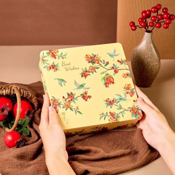 【冊子過年禮盒】彩鳥飛悅 – 單層鐵盒(附提袋)綜合千層酥:紅豆蛋黃*1/白玉明月*1/芋頭流心*1/柴燒桂圓*1/楊枝甘露*1/芝麻流心*1/抹茶流心*1 