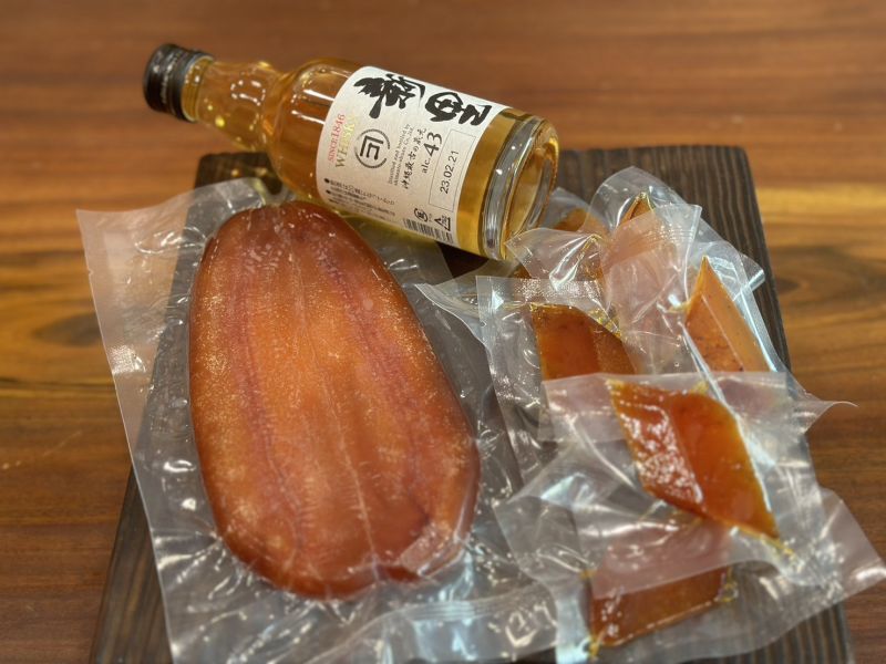【大葉嚴選】至尊禮盒 烏魚子單片(四兩) + 碳烤厚切一口烏 130g/袋 + 日本新里威士忌200ml/瓶 (附提袋) 