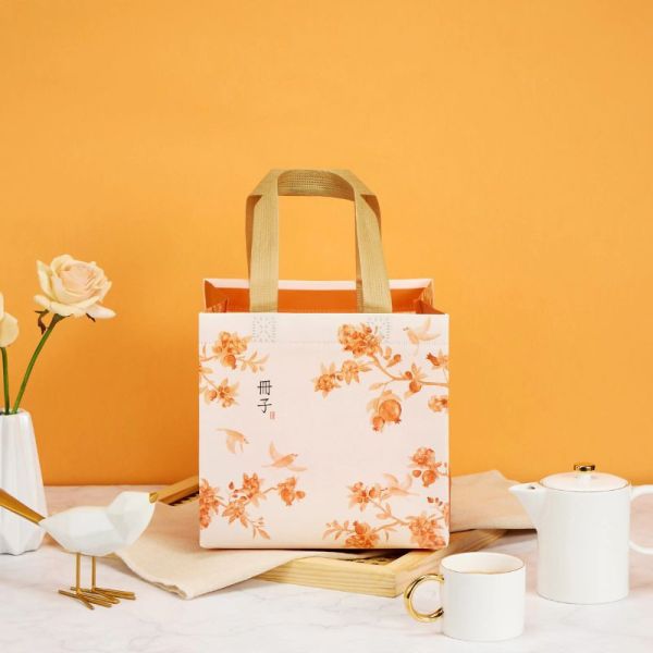 【冊子過年禮盒】彩鳥飛悅 – 單層鐵盒(附提袋)綜合千層酥:紅豆蛋黃*1/白玉明月*1/芋頭流心*1/柴燒桂圓*1/楊枝甘露*1/芝麻流心*1/抹茶流心*1 