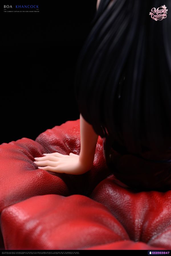 MUSE STUDIO 牽狗女帝企劃第一彈 女帝身着皮衣勾勒出完美身材 