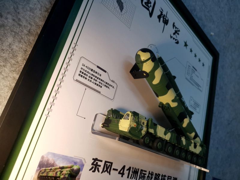千鳥社 《東風41》導彈車模型東風快遞國之重器限量裝飾畫 