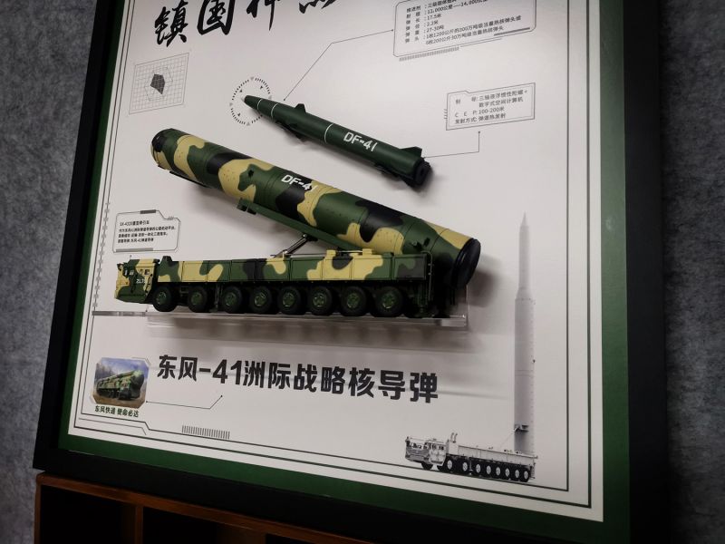 千鳥社 《東風41》導彈車模型東風快遞國之重器限量裝飾畫 