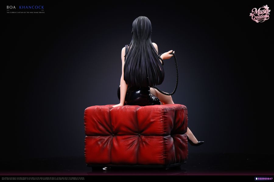 MUSE STUDIO 牽狗女帝企劃第一彈 女帝身着皮衣勾勒出完美身材 