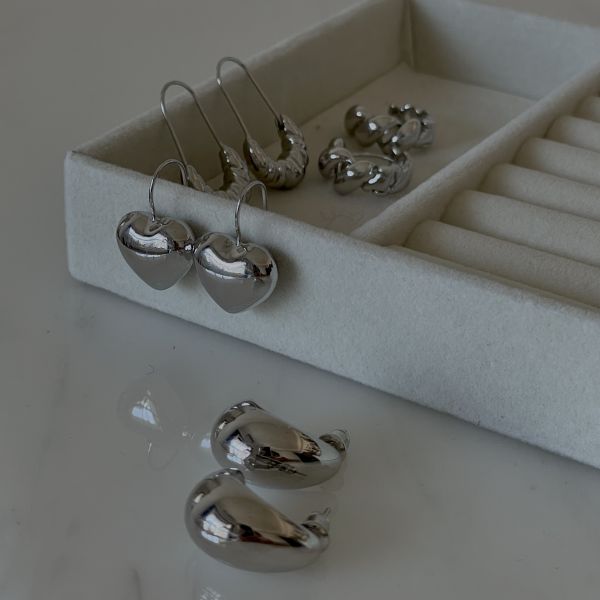 Silver Huggies Earrings 銀河愛心 