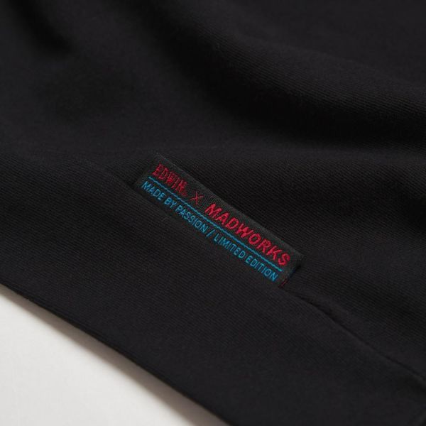 預購Q4 EDWIN x MADWORKS狂熱烈火文字刺繡電馭寬版長袖T-黑 