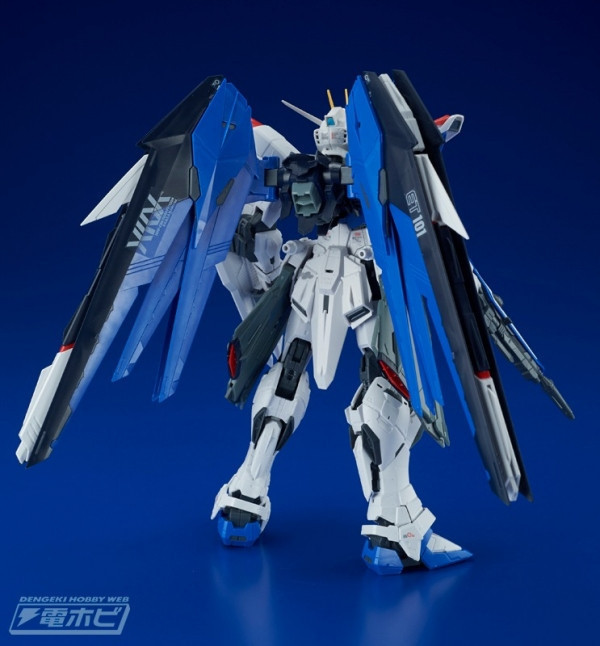 萬代 BANDAI 1/100 鋼彈模型 MG 自由鋼彈 Ver.2.0 組裝模型