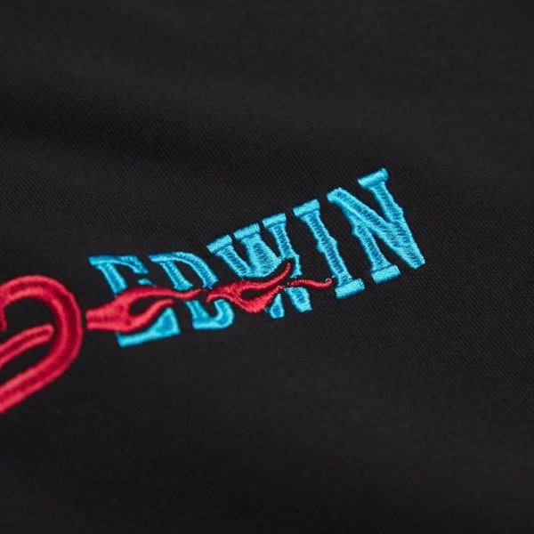 預購Q4 EDWIN x MADWORKS狂熱烈火文字刺繡電馭寬版長袖T-黑 