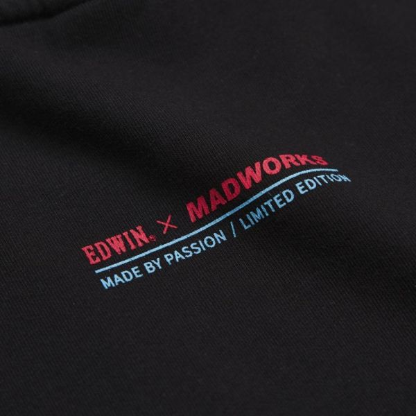 預購Q4 EDWIN x MADWORKS狂熱烈火文字刺繡電馭寬版長袖T-黑 