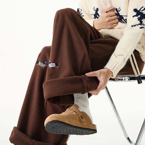 臘汪刺繡羊羔絨保暖長褲 - 3配色 幕峰MuFeng,美式衛褲,臘腸狗刺繡,羊羔絨長褲,冬季保暖褲,潮流男裝,寬鬆束腳褲,街頭風穿搭,舒適休閒褲,時尚厚褲