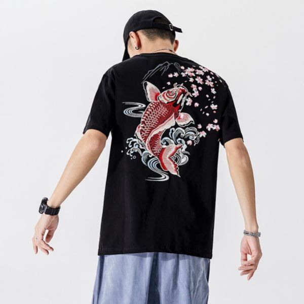 錦鯉重工刺繡圓領短袖 - 2配色（限時特賣 - 5折） 幕峰MuFeng,男裝特賣,5折優惠,快閃活動,限時出清,網路購物,男裝品牌,超值優惠,時尚穿搭,2026特賣