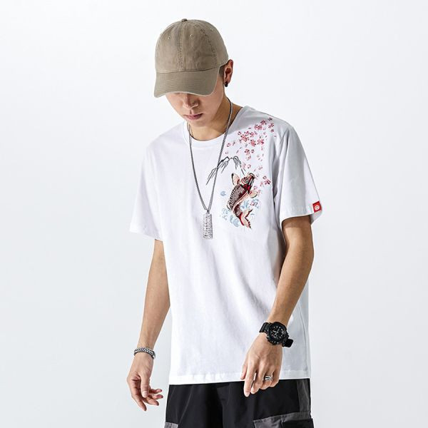 錦鯉重工刺繡圓領短袖 - 2配色（限時特賣 - 5折） 幕峰MuFeng,男裝特賣,5折優惠,快閃活動,限時出清,網路購物,男裝品牌,超值優惠,時尚穿搭,2026特賣