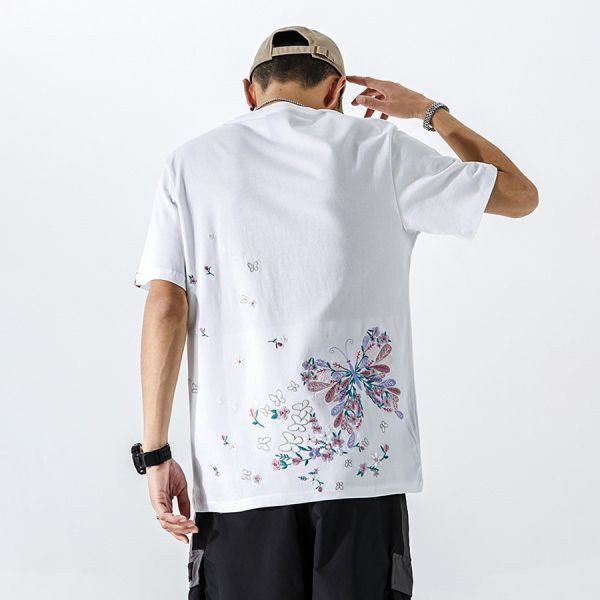 夢蝶重工刺繡圓領短袖 - 2配色（限時特賣 - 5折） 幕峰MuFeng,男裝特賣,5折優惠,快閃活動,限時出清,網路購物,男裝品牌,超值優惠,時尚穿搭,2025特賣