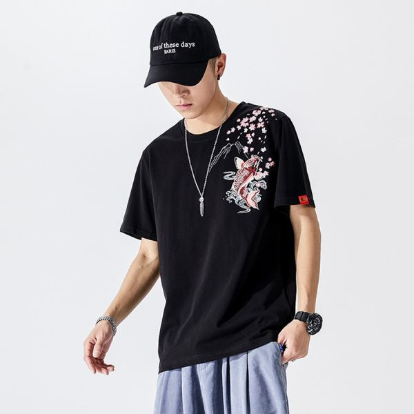 錦鯉重工刺繡圓領短袖 - 2配色（限時特賣 - 5折） 幕峰MuFeng,男裝特賣,5折優惠,快閃活動,限時出清,網路購物,男裝品牌,超值優惠,時尚穿搭,2026特賣