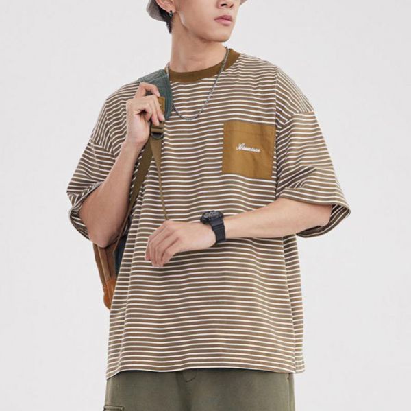 織野重磅刺繡條紋休閒短袖 - 2配色（限時特賣 - 5折） 幕峰MuFeng,男裝特賣,5折優惠,快閃活動,限時出清,網路購物,男裝品牌,超值優惠,時尚穿搭,2025特賣