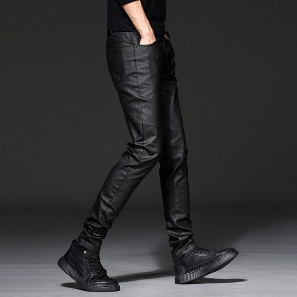 曜痕彈力修身亮面牛仔長褲 - 1配色 幕峰MuFeng,亮面牛仔褲,塗層牛仔長褲,彈力修身褲款,男士小腳牛仔,修身長褲男,休閒百搭褲,潮流男裝,顯腿長褲型,日常穿搭褲