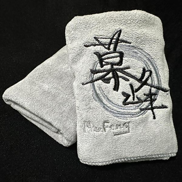 幕峰刺繡LOGO運動毛巾（贈品） 幕峰MuFeng,幕峰滿額贈,品牌刺繡毛巾,運動毛巾推薦,吸水毛巾,柔軟親膚毛巾,男裝購物優惠,網路服飾優惠,服飾滿額贈品,限量贈品活動