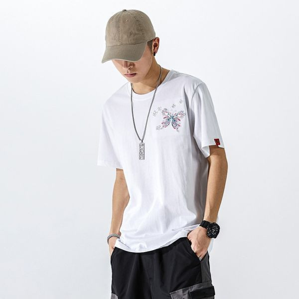 夢蝶重工刺繡圓領短袖 - 2配色（限時特賣 - 5折） 幕峰MuFeng,男裝特賣,5折優惠,快閃活動,限時出清,網路購物,男裝品牌,超值優惠,時尚穿搭,2025特賣