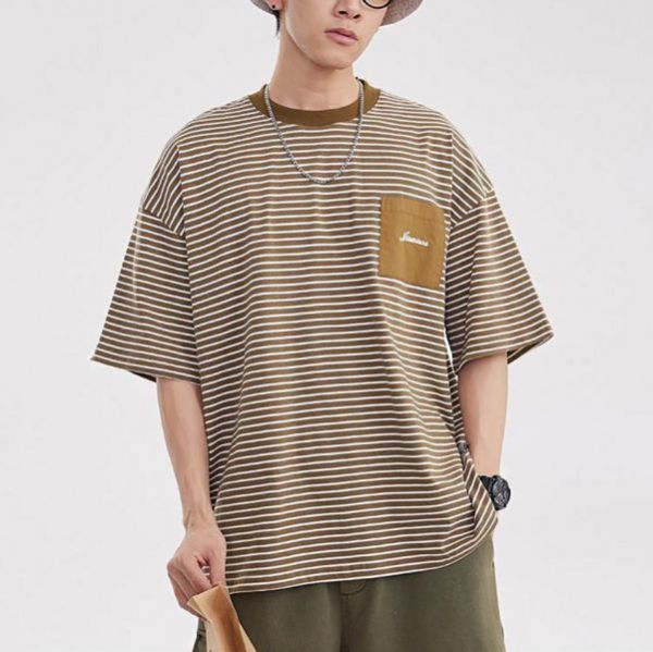 織野重磅刺繡條紋休閒短袖 - 2配色（限時特賣 - 5折） 幕峰MuFeng,男裝特賣,5折優惠,快閃活動,限時出清,網路購物,男裝品牌,超值優惠,時尚穿搭,2025特賣