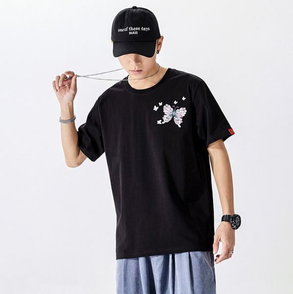 夢蝶重工刺繡圓領短袖 - 2配色（限時特賣 - 5折） 幕峰MuFeng,男裝特賣,5折優惠,快閃活動,限時出清,網路購物,男裝品牌,超值優惠,時尚穿搭,2025特賣