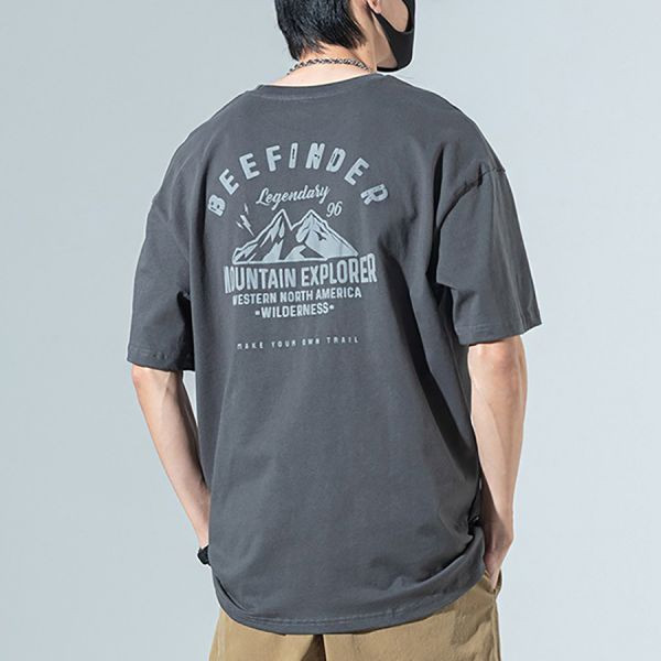 泉河印花休閒短袖 - 4配色（限時特賣 - 5折） 幕峰MuFeng,男裝特賣,5折優惠,快閃活動,限時出清,網路購物,男裝品牌,超值優惠,時尚穿搭,2025特賣