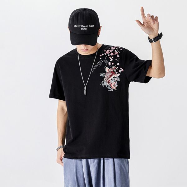 錦鯉重工刺繡圓領短袖 - 2配色 幕峰,班服,團服,外套,褲子,襯衫,男裝,牛仔褲,網路購物,購物