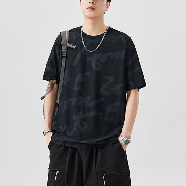 逸悠潮流印花短袖 - 1配色（限時特賣 - 5折） 幕峰MuFeng,男裝特賣,5折優惠,快閃活動,限時出清,網路購物,男裝品牌,超值優惠,時尚穿搭,2026特賣