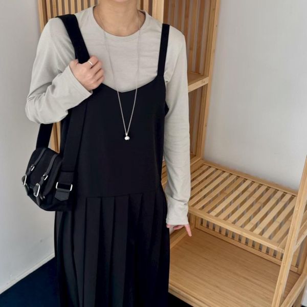 Ma319.西料百褶吊帶裙 