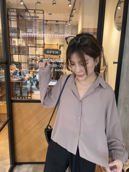 At905.質感混紡後打摺襯衫 