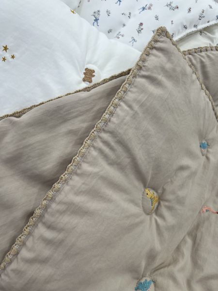 Kg60.寶寶刺繡小圖四季被（恐龍杏） 