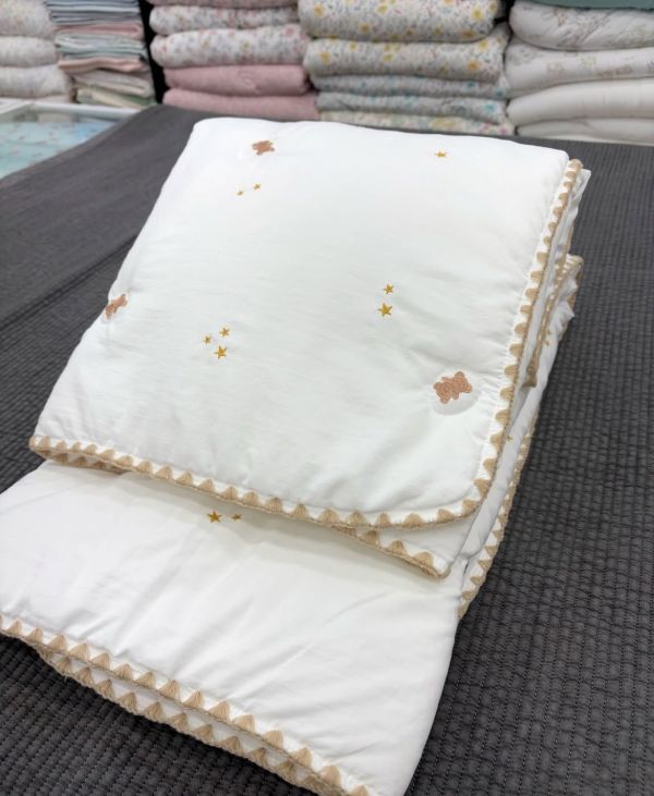 Kg61.寶寶刺繡小圖四季被（小星熊奶白） 