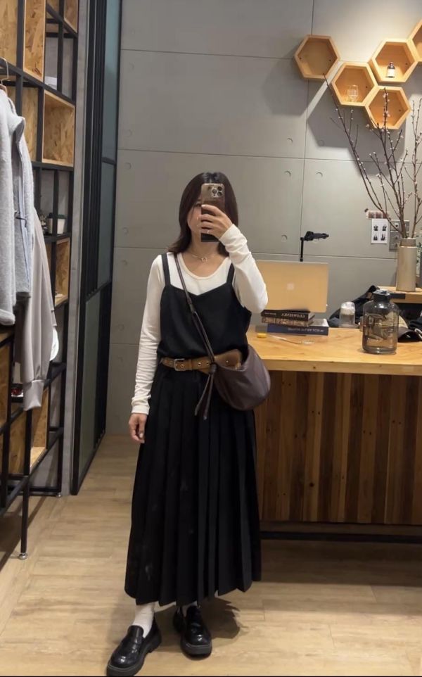 Ma319.西料百褶吊帶裙 