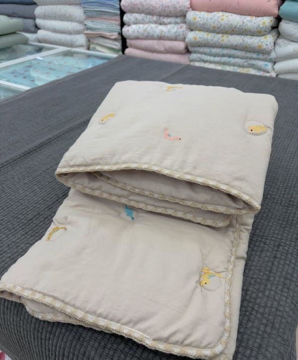 Kg60.寶寶刺繡小圖四季被（恐龍杏） 