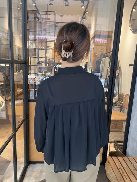 At905.質感混紡後打摺襯衫 