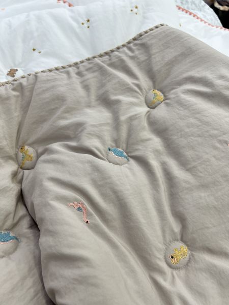 Kg60.寶寶刺繡小圖四季被（恐龍杏） 