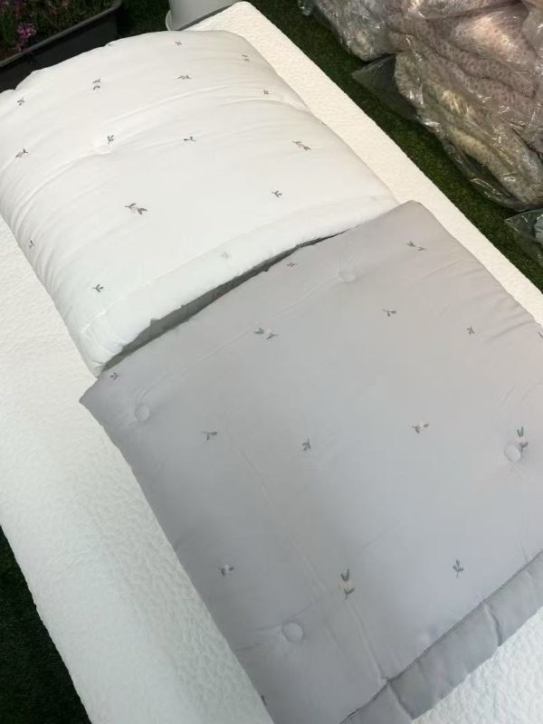 Kg72.刺繡小花天絲莫代爾四季被/白 