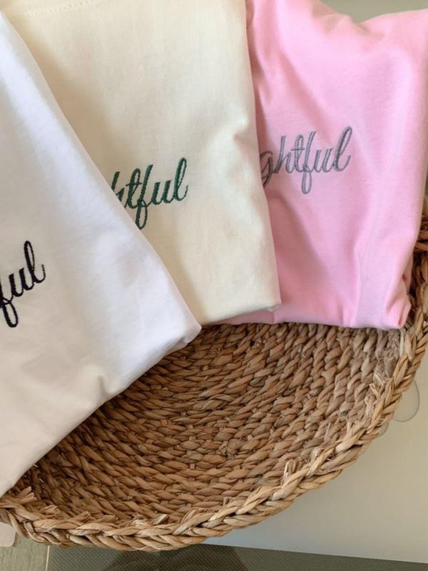 Mh302.電繡英字質感方型t 