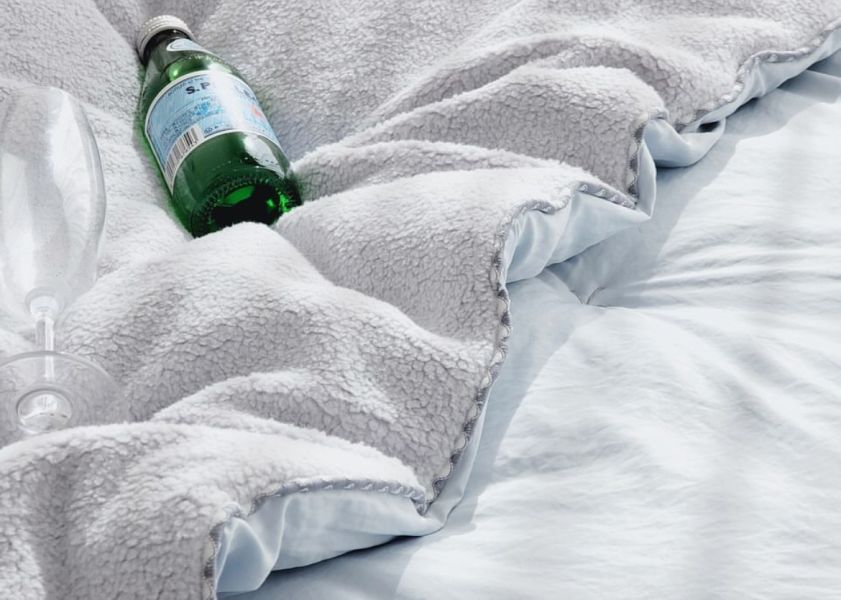 Kg25簡約蝴蝶結刺繡短絨冬被/白 