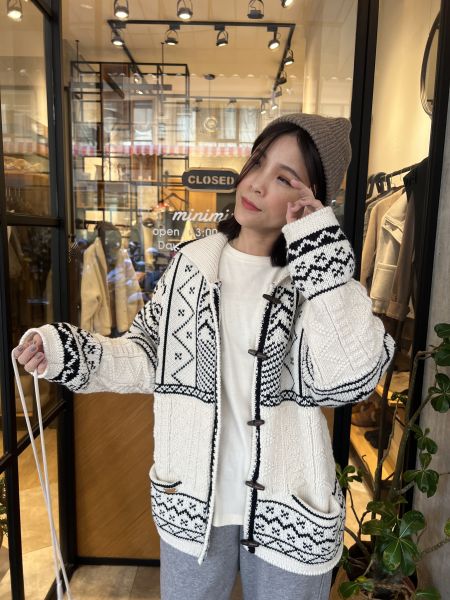 Dm127.冬日必備菲爾島木釦毛衣外！ 