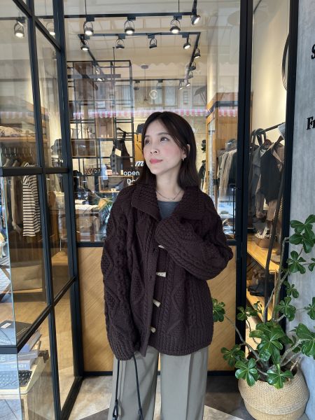 Nn114.超美必收牛角扣麻花外套 