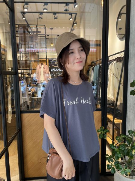 Ai02.微斗篷英字t 