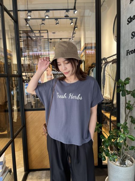 Ai02.微斗篷英字t 