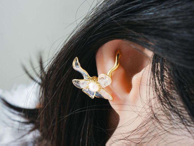 VERNL | 春息 - 透明 * 黃銅 珍珠 花朵 彩色 樹脂 戒指 耳骨夾 交換禮物 情人節禮物 戒指珍珠 珍珠 耳骨夾 生日禮物 耳窩夾 花耳環