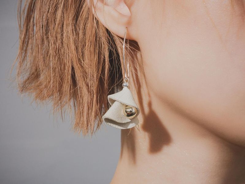 AFTERGLOW | 朵 * 純銀 皮革 天然 幾何 抗敏 垂墜 耳環 ESG natural系列 recycled material 公平貿易 環保 環境友善 羊皮 耳環 花耳環