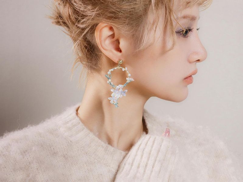 暮光系 - 覆雪 * 冷琺瑯 樹脂 白色 花朵 黃銅 耳環 交換禮物 婚禮小物 情人節禮物 生日禮物 畢業禮物 花 耳環 花耳環 黃銅耳環